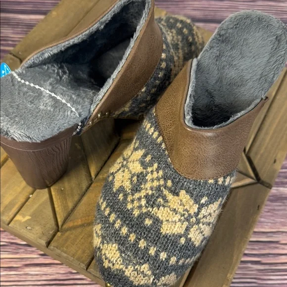 Muk Luks Gray and Brown Knit Heeled Clogs Nordic Print faux fur lined - Picture 9 of 11
